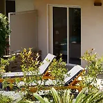 La Nais -suites & Avec Piscine Et Padel Отель типа 