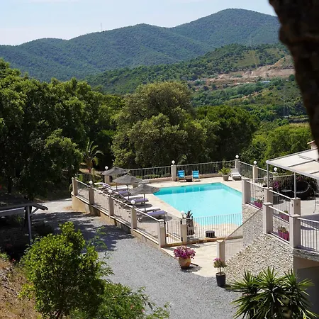 La Villa Nais Padel&Piscine -Suites & Appartements Bed & Breakfast 4*