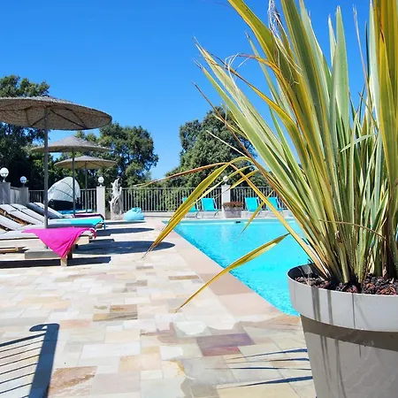 Oda ve Kahvaltı La Nais -suites & Avec Piscine Et Padel 4*