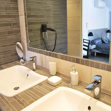 Oda ve Kahvaltı La Nais -suites & Avec Piscine Et Padel